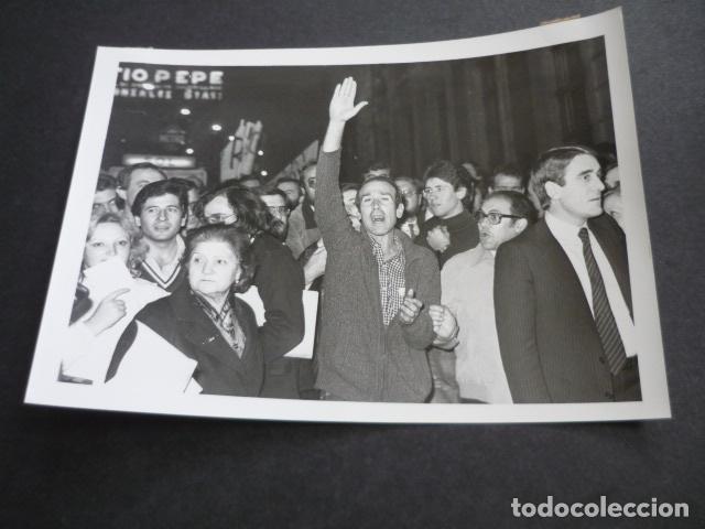 Fotografia antiga: MADRID MANIFESTACION DE POLICIAS EN LA PUERTA DEL SOL ANTIGUA FOTOGRAFIA 18 X 13 CM