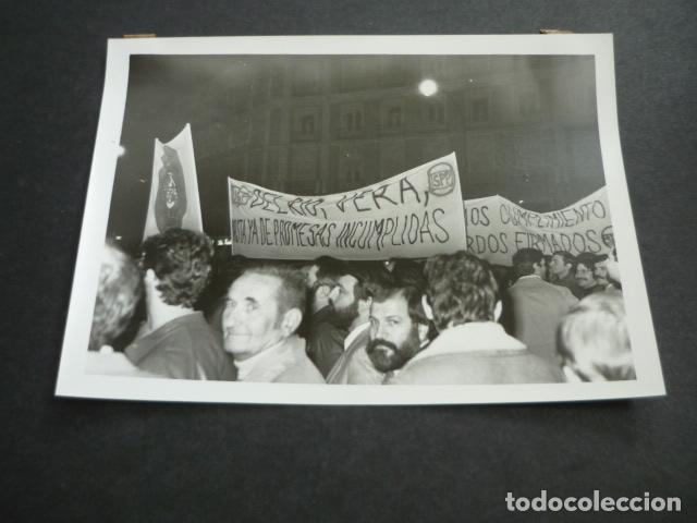 Antique Photography: MADRID MANIFESTACION DE POLICIAS EN LA PUERTA DEL SOL ANTIGUA FOTOGRAFIA 18 X 13 CM