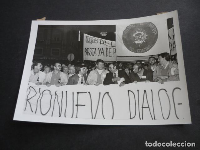 Fotografia antiga: MADRID MANIFESTACION DE POLICIAS EN LA PUERTA DEL SOL ANTIGUA FOTOGRAFIA 18 X 13 CM