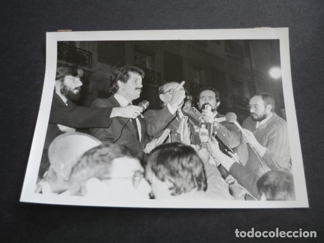 Fotografia antiga: MADRID MANIFESTACION DE POLICIAS EN LA PUERTA DEL SOL ANTIGUA FOTOGRAFIA 18 X 13 CM