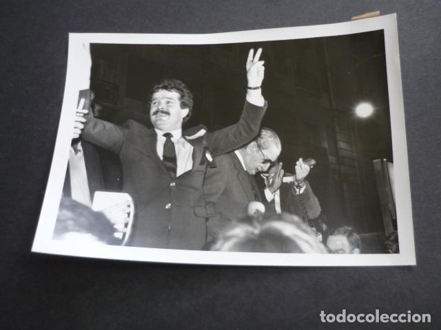 Alte Fotografie: MADRID MANIFESTACION DE POLICIAS EN LA PUERTA DEL SOL ANTIGUA FOTOGRAFIA 18 X 13 CM