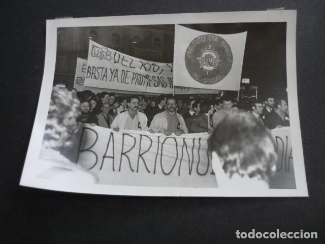 Alte Fotografie: MADRID MANIFESTACION DE POLICIAS EN LA PUERTA DEL SOL ANTIGUA FOTOGRAFIA 18 X 13 CM