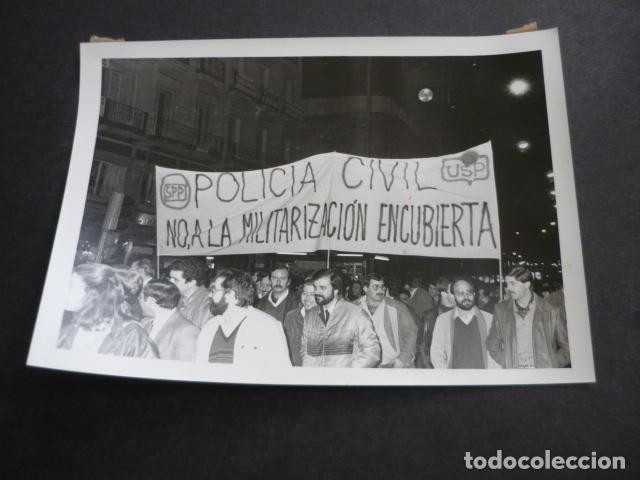 Fotografia antiga: MADRID MANIFESTACION DE POLICIAS EN LA PUERTA DEL SOL ANTIGUA FOTOGRAFIA 18 X 13 CM