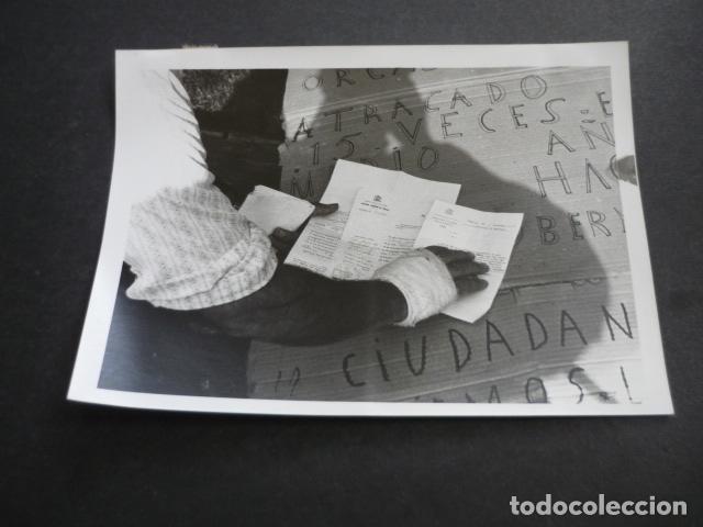 Alte Fotografie: MADRID MANIFESTACION COMERCIANTE QUE PIDE SEGURIDAD POR ATRACOS ANTIGUA FOTOGRAFIA 18 X 13 CM