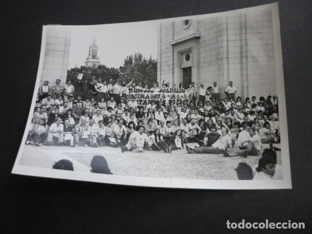 Fotografia antiga: MADRID SENTADA MONCLOA AFECTADOS COLZA ANTIGUA FOTOGRAFIA 18 X 13 CM