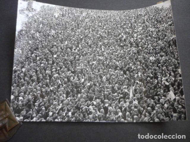 Fotografia antica: MADRID GENTIO LLEGADA PAPA JUAN PABLO II ANTIGUA FOTOGRAFIA 18 X 24 CM
