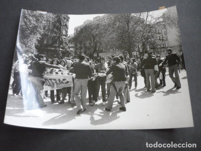 Fotografia antiga: MADRID MANIFESTACION A FAVOR DEL ABORTO ANTIGUA FOTOGRAFIA 18 X 24 CM
