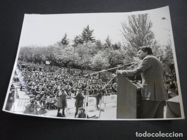 Fotograf&iacute;a antigua: MADRID MANIFESTACION 1&ordm; DE MAYO FELIPE GONZALEZ ANTIGUA FOTOGRAFIA 18 X 24 CM