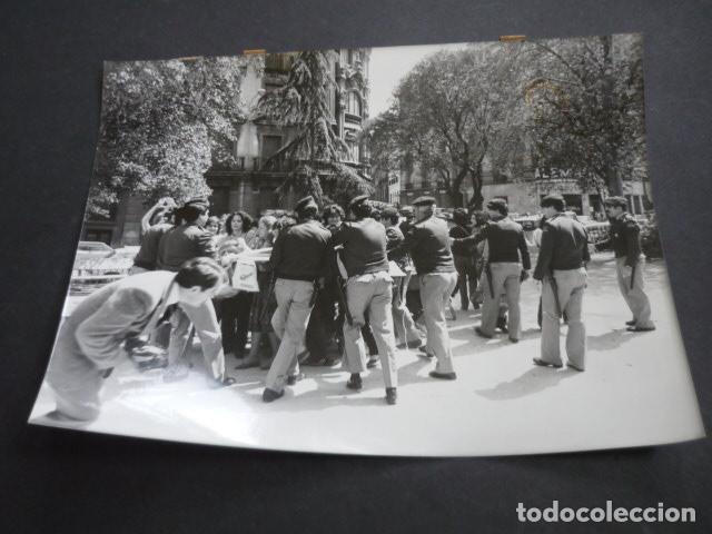 Alte Fotografie: MADRID MANIFESTACION LEGALIDAD DEL ABORTO POLICIA ANTIGUA FOTOGRAFIA 18 X 24 CM