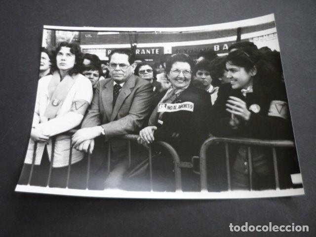 Fotografia antica: MADRID MANIFESTACION CONTRA LA LEGALIDAD DEL ABORTO POLICIA ANTIGUA FOTOGRAFIA 18 X 24 CM