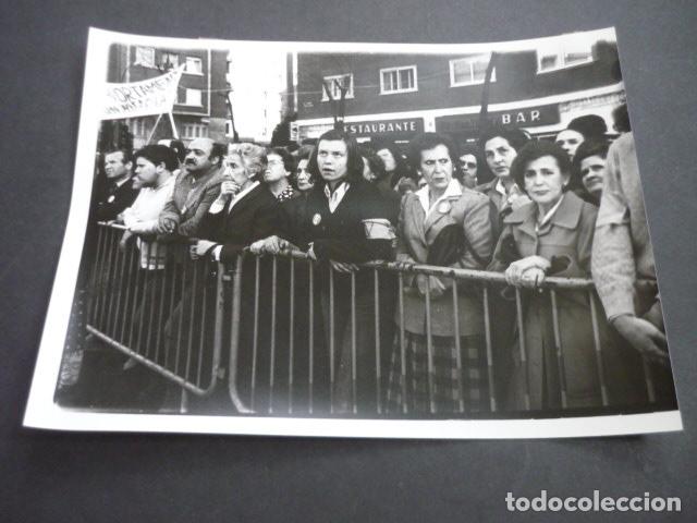 Fotografia antiga: MADRID MANIFESTACION CONTRA LA LEGALIDAD DEL ABORTO POLICIA ANTIGUA FOTOGRAFIA 18 X 24 CM
