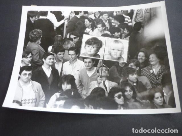 Photographie ancienne: MADRID MANIFESTACION CONTRA LA LEGALIDAD DEL ABORTO POLICIA ANTIGUA FOTOGRAFIA 18 X 24 CM