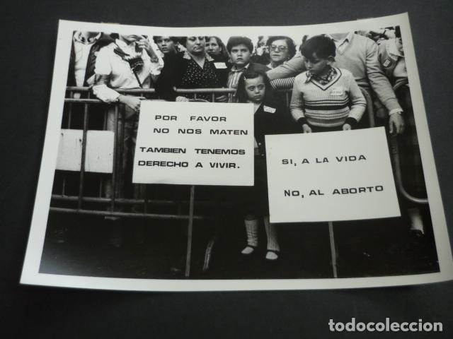 Fotografia antica: MADRID MANIFESTACION CONTRA LA LEGALIDAD DEL ABORTO POLICIA ANTIGUA FOTOGRAFIA 18 X 24 CM