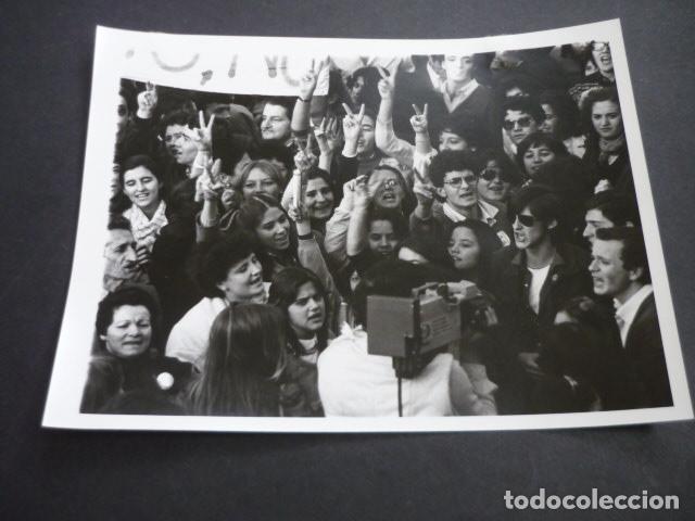 Alte Fotografie: MADRID MANIFESTACION CONTRA LA LEGALIDAD DEL ABORTO POLICIA ANTIGUA FOTOGRAFIA 18 X 24 CM
