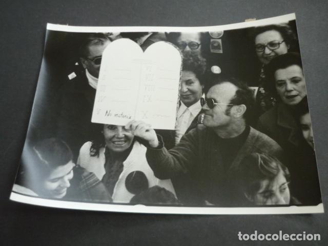 Fotograf&iacute;a antigua: MADRID MANIFESTACION CONTRA LA LEGALIDAD DEL ABORTO POLICIA ANTIGUA FOTOGRAFIA 18 X 24 CM