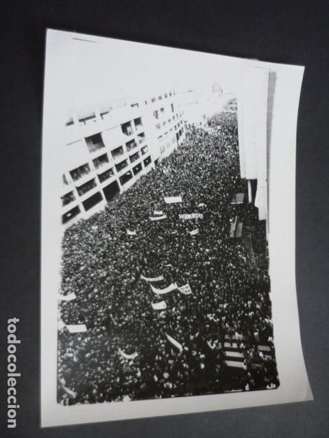 Fotografia antica: MADRID MANIFESTACION CONTRA LA LEGALIDAD DEL ABORTO POLICIA ANTIGUA FOTOGRAFIA 18 X 24 CM