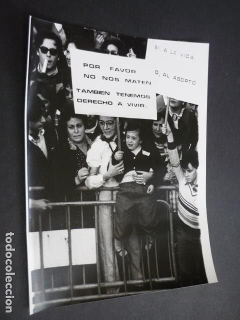 Alte Fotografie: MADRID MANIFESTACION CONTRA LA LEGALIDAD DEL ABORTO POLICIA ANTIGUA FOTOGRAFIA 18 X 24 CM