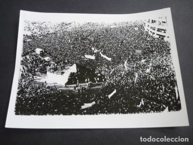 Fotografia antiga: MADRID MANIFESTACION CONTRA LA LEGALIDAD DEL ABORTO POLICIA ANTIGUA FOTOGRAFIA 18 X 24 CM