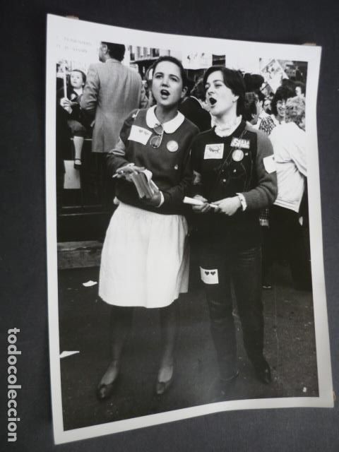 Alte Fotografie: MADRID MANIFESTACION CONTRA LA LEGALIDAD DEL ABORTO POLICIA ANTIGUA FOTOGRAFIA 18 X 24 CM