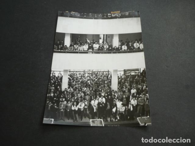 Fotografia antiga: MADRID ASAMBLEA TRABAJADORES TVE ANTIGUA FOTOGRAFIA 18 X 13 CM