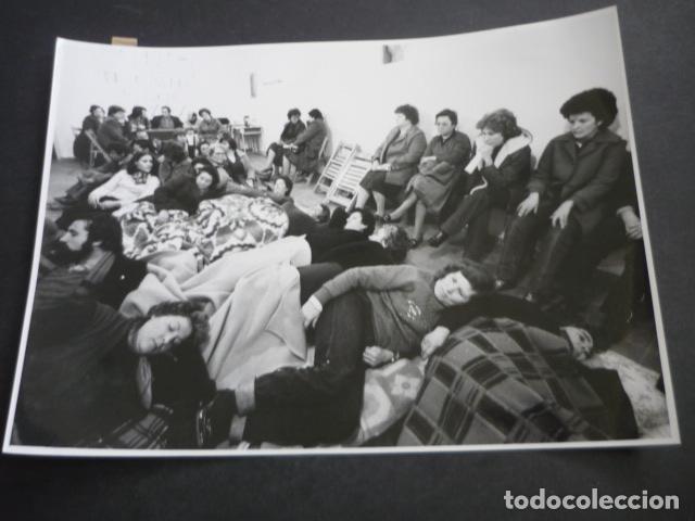 Alte Fotografie: COSLADA MADRID MANIFESTACION AFECTADOS COLZA ANTIGUA FOTOGRAFIA 18 X 24 CM