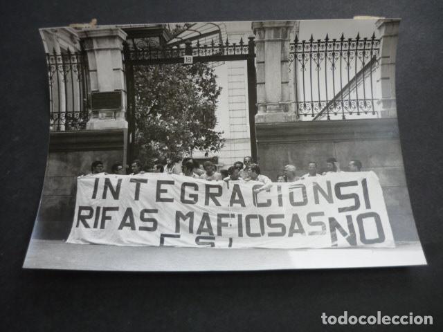 Fotografia antiga: MADRID MANIFESTACION CIEGOS DE MALAGA EN LA ONCE ANTIGUA FOTOGRAFIA 18 X 13 CM