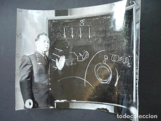 Fotografia antica: ALEXEI LEONOF COSMONAUTA ASTRONAUTA RUSO ANTIGUA FOTOGRAFIA 18 X 24 CM