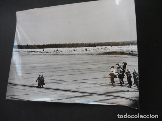 Fotografia antica: ALEXEI LEONOF COSMONAUTA ASTRONAUTA RUSO ANTIGUA FOTOGRAFIA 18 X 24 CM
