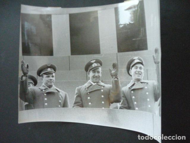 Fotografia antica: ALEXEI LEONOF COSMONAUTA ASTRONAUTA RUSO ANTIGUA FOTOGRAFIA 18 X 24 CM