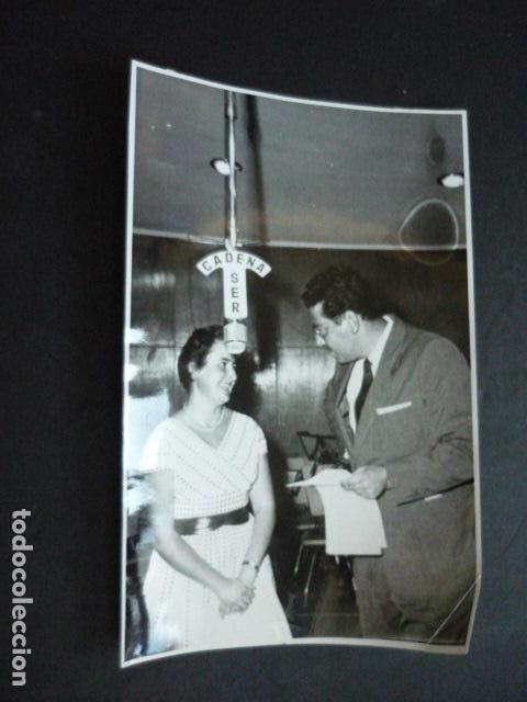 Fotograf&iacute;a antigua: BARCELONA CONCURSO GALLINA BLANCA GANADORA Y JOSE LUIS PECKER ANTIGUA FOTOGRAFIA ORIGINAL 12 X 18 CM