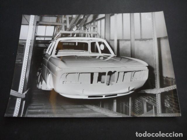 Fotograf&iacute;a antigua: FABRICA AUTOMOVILES BMW ANTIGUA FOTOGRAFIA ORIGINAL 24 X 18 CM