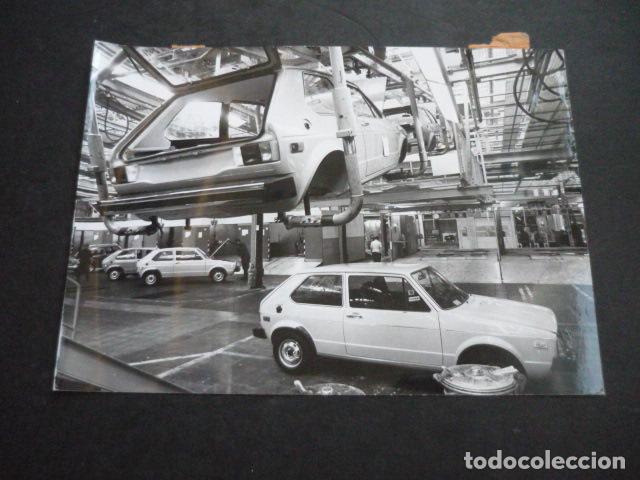 Fotografia antica: EMDEN ALEMANIA FABRICA AUTOMOVILES WOLKSWAGEN ANTIGUA FOTOGRAFIA ORIGINAL 12 X 18 CM