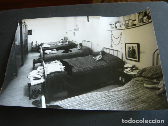 Fotografia antiga: MADRID INSTITUTO NACIONAL DE ASISTENCIA SOCIAL ANTIGUA FOTOGRAFIA ORIGINAL 18 X 24 CM