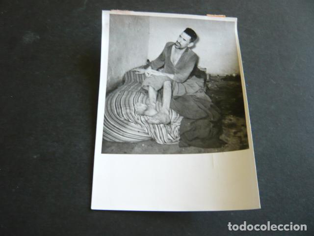 Antique Photography: VALENCIA HOSPITAL PSIQUIATRICO USUARIO EN CELDA DE CASTIGO ANTIGUA FOTOGRAFIA ORIGINAL 13 X 18 CM