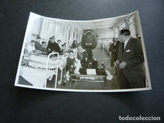 Photographie ancienne: BARCELONA HOSPITAL SAN JUAN DE DIOS MONA DE PASCUA PARAMOUNT ANTIGUA FOTOGRAFIA ORIGINAL 18 X 12 CM