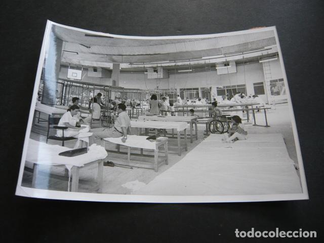Fotografia antiga: MADRID HOSPITAL DE LA PAZ SALA DE FISIOTERAPIA ANTIGUA FOTOGRAFIA ORIGINAL 18 X 12 CM