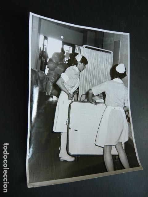 Fotografia antiga: MADRID HOSPITAL DE LA PAZ PASILLOS CON ENFERMOS ANTIGUA FOTOGRAFIA ORIGINAL 18 X 24 CM