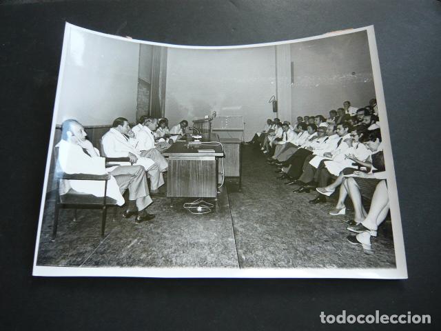 Alte Fotografie: MADRID HOSPITAL DE LA PAZ REUNION DE MEDICOS Y ENFERMERAS ANTIGUA FOTOGRAFIA ORIGINAL 18 X 24 CM