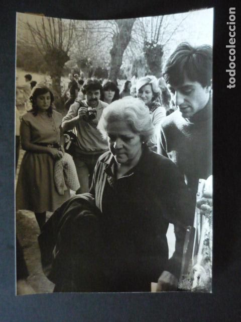 Fotografia antiga: EL ESCORIAL MADRID APARICION DE LA VIRGEN AMPARO CUEVAS ANTIGUA FOTOGRAFIA ORIGINAL 18 X 12 CM