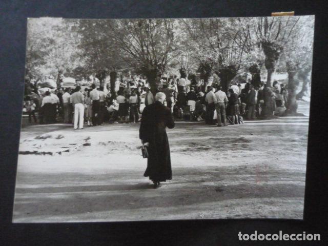 Fotografia antica: EL ESCORIAL MADRID APARICION DE LA VIRGEN AMPARO CUEVAS ANTIGUA FOTOGRAFIA ORIGINAL 18 X 12 CM