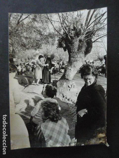 Fotografia antiga: EL ESCORIAL MADRID APARICION DE LA VIRGEN AMPARO CUEVAS ANTIGUA FOTOGRAFIA ORIGINAL 18 X 12 CM