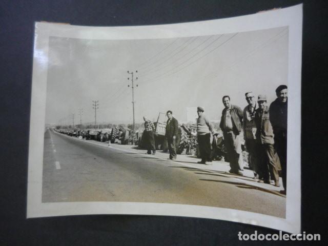 Fotografia antiga: VENDRELL TARRAGONA HUELGA DE TRACTORES ANTIGUA FOTOGRAFIA 13 X 18 CM