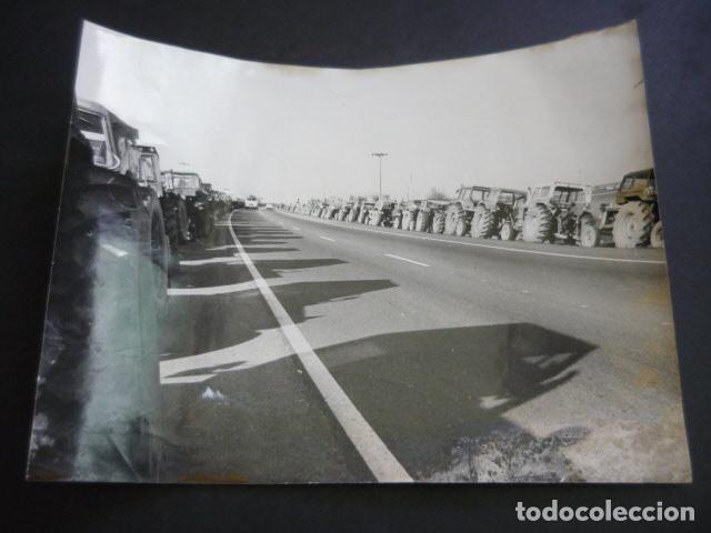 Photographie ancienne: TORO ZAMORA HUELGA DE TRACTORES ANTIGUA FOTOGRAFIA 24 X 18 CM