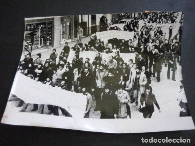 Alte Fotografie: CORU&Ntilde;AS MANIFESTACION 1977 ANTIGUA FOTOGRAFIA 18 X 24 CM