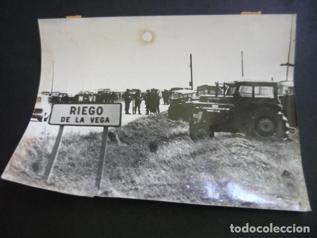 Fotograf&iacute;a antigua: RIEGO DE LA VEGA LEON GUARDIA CIVIL HUELGA DE TRACTORES ANTIGUA FOTOGRAFIA 18 X 24 CM