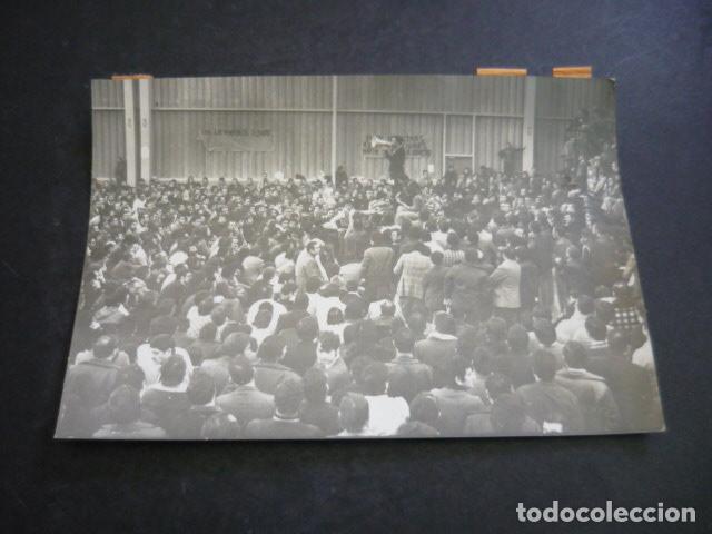 Fotografia antica: ALMUSACES VALENCIA ASAMBLEA TRABAJADORES FORD ANTIGUA FOTOGRAFIA 18 X 12 CM
