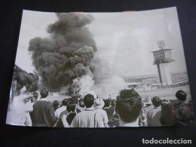Alte Fotografie: MADRID CIRCUITO DE JARAMA AUTOMOVILISMO ACCIDENTE FORMULA 1 1970 ANTIGUA FOTOGRAFIA 18 X 24 CM
