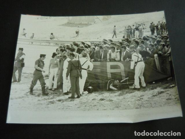 Fotografia antiga: MADRID CIRCUITO DE JARAMA AUTOMOVILISMO ACCIDENTE FORMULA 1 1970 ANTIGUA FOTOGRAFIA 18 X 24 CM