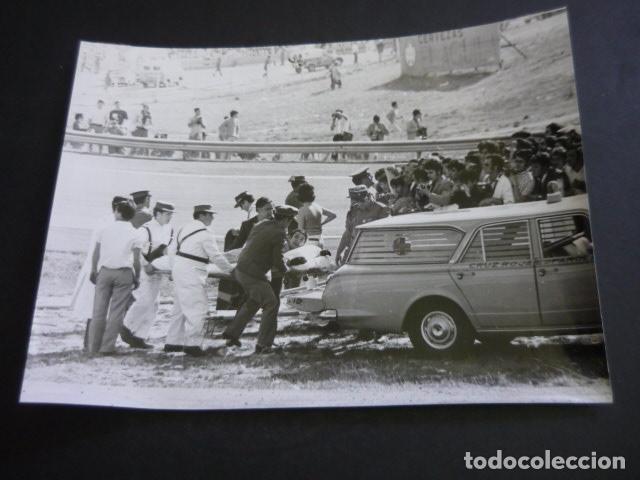 Fotograf&iacute;a antigua: MADRID CIRCUITO DE JARAMA AUTOMOVILISMO ACCIDENTE FORMULA 1 1970 ANTIGUA FOTOGRAFIA 18 X 24 CM
