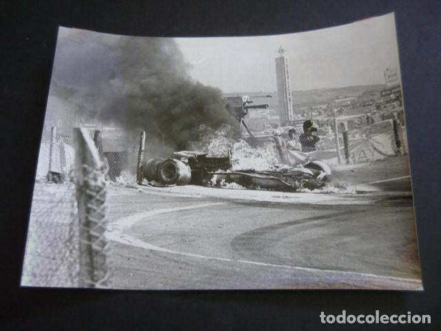 Fotografia antiga: MADRID CIRCUITO DE JARAMA AUTOMOVILISMO ACCIDENTE FORMULA 1 1970 ANTIGUA FOTOGRAFIA 18 X 24 CM